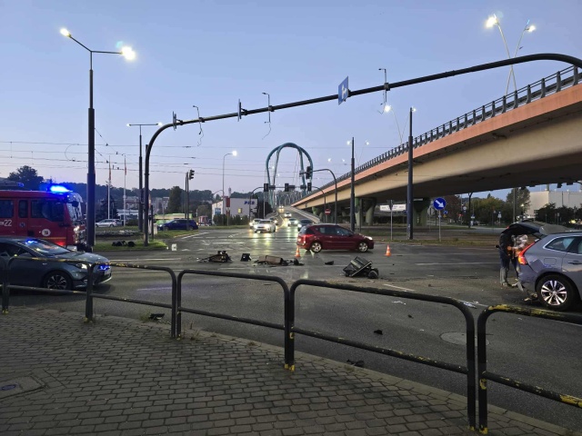 Poranny wypadek w Bydgoszczy. Zderzenie samochodów na skrzyżowaniu dwóch ulic w centrum miasta [zdjęcia]
