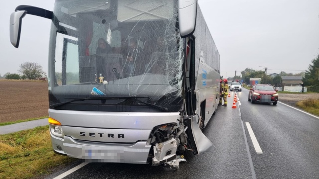 Czołowe zderzenie autobusu z samochodem osobowym w Gościeradzu pod Bydgoszczą