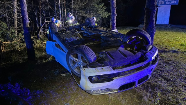 Nocne dachowanie samochodu. Za kierownicą mama, z tyłu dwoje dzieci [zdjęcia]