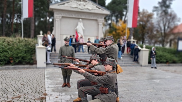 Lekcja historii na polu bitwy. W Brzozie grą terenową uczcili Powstanie Wielkopolskie [zdjęcia]