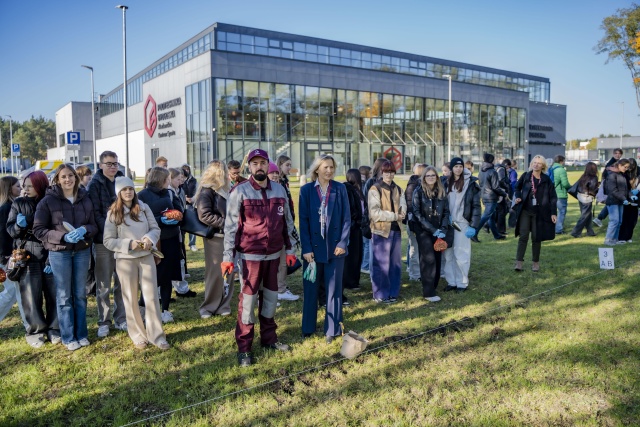 Inżynieralia na Politechnice Bydgoskiej. Władze uczelni posadziły pierwsze krokusy [zdjęcia]