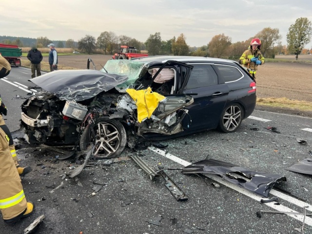 Zderzenie osobówki, lawety i ciągnika na krajowej 15, w powiecie wąbrzeskim [zdjęcia]
