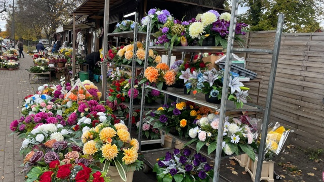 Na cmentarzach ruch - wielkie sprzątanie i dekorowanie grobów: Póki nie ma tłumów