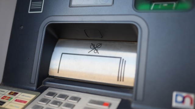Policja: Atak na klientów banku Santander to tzw. skimming