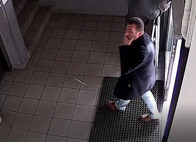 Policja z Bydgoszczy szuka mężczyzny w związku z kradzieżą. Rozpoznajesz go [wideo]