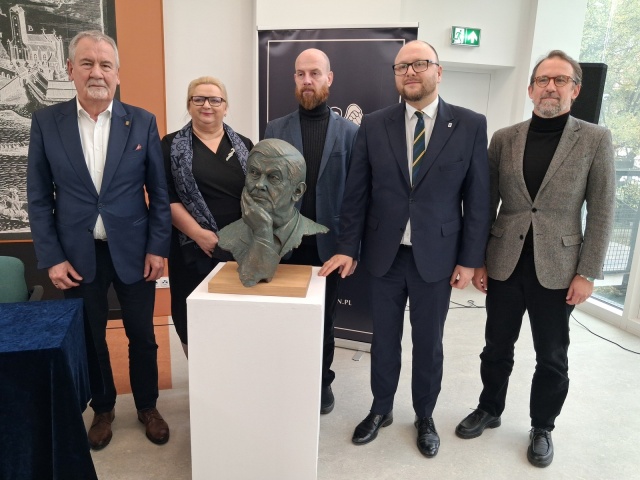 Pomnik Zbigniewa Herberta zostanie odsłonięty w Toruniu. Jego autorem jest Maciej Jagodziński-Jagenmeer