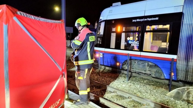 Mężczyzna znalazł się pod wagonem tramwaju. Policyjne śledztwo po tragedii w Fordonie
