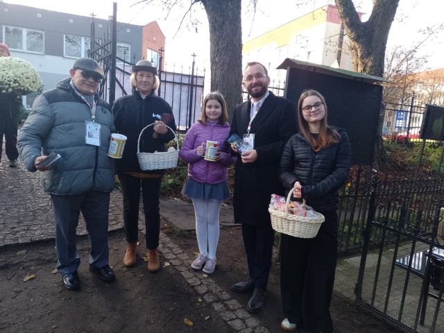 Trwa kwesta na kujawsko-pomorskich cmentarzach. Relacje Polskiego Radia PiK [zdjęcia]