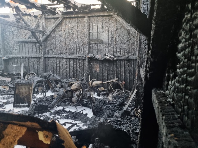 Rodzinna kolekcja poszła z dymem. W Tucholi spłonęły stare motocykle i auto [zdjęcia]