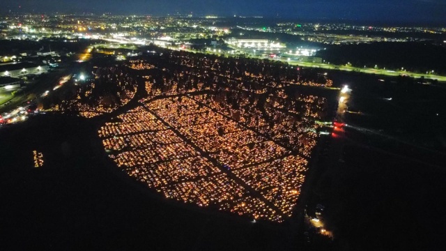 Cmentarze najpiękniej wyglądają o zmroku. Uroczystość Wszystkich Świętych [film z drona]