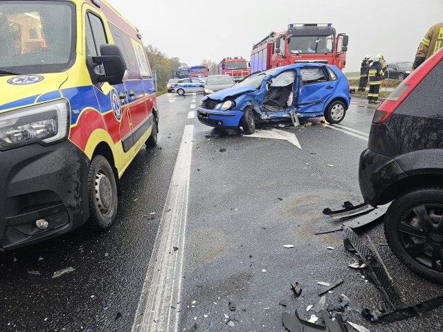 Wypadek dwóch samochodów na DK 15 pod Strzelnem. Trzy osoby zostały ranne [zdjęcia]
