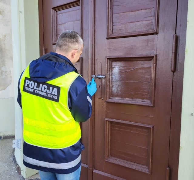 Rozcięli kościelną skarbonę i uciekli z pieniędzmi. Część gotówki odzyskano [wideo, zdjęcia]