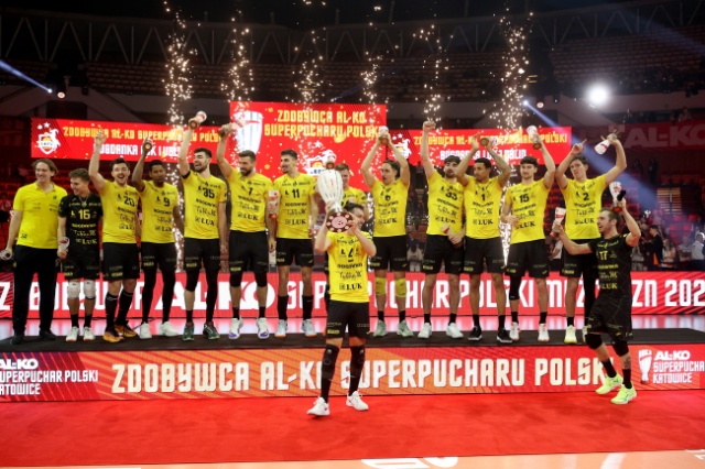 Superpuchar Polski: Zaskoczeń nie było Mistrzynie i mistrzowie Polski z pierwszym trofeum