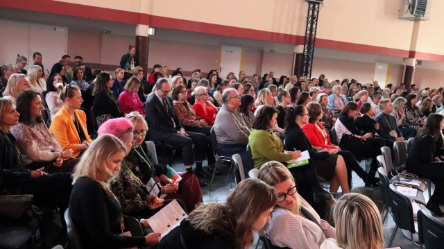 Sfera psychiczna i emocjonalna nauczycieli jest kompletnie pomijana. Konferencja w Łochowie