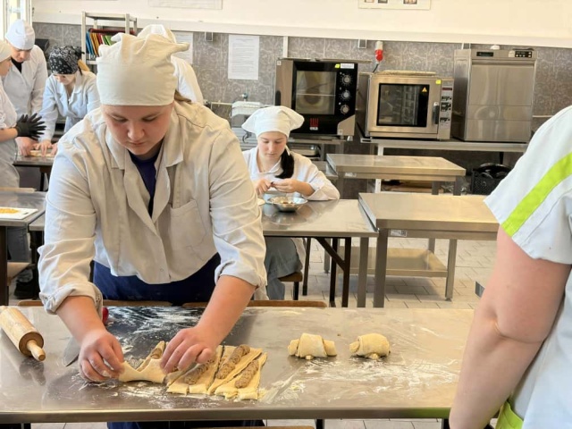 Półfrancuskie, lekko zakręcone i pyszne. Uczniowie z Grudziądza piekli marcińskie rogale