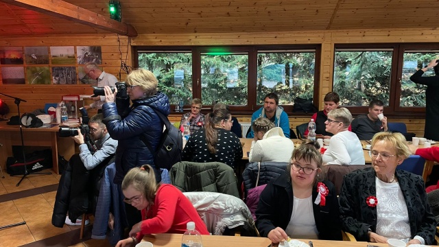 Patriotyczne pieśni, dawne zawody i biesiada z ogniskiem. Dziecięce Graffiti świętowało [zdjęcia]