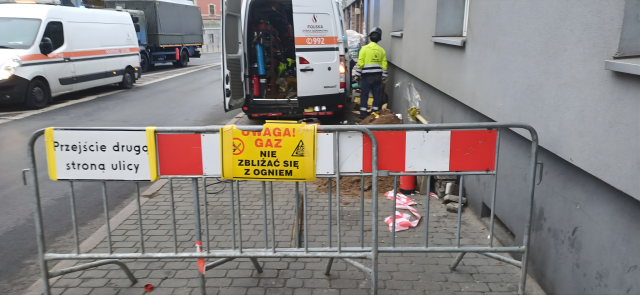 Mieszkańcy ul. Dworcowej o świcie usłyszeli potężny huk. W całym bloku nie ma gazu [zdjęcia]