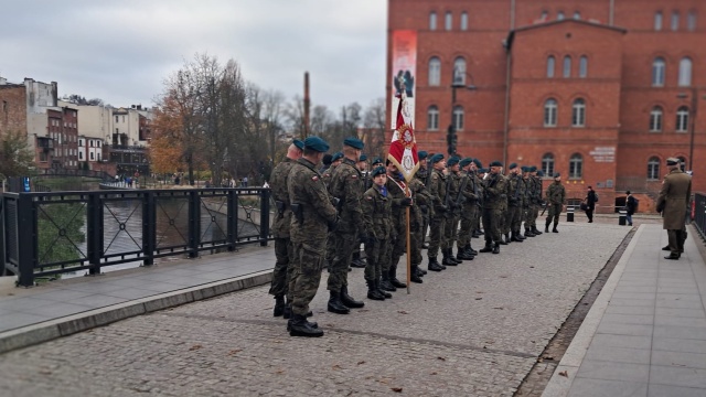 Rajdy rowerowe, biegi, inscenizacje historyczne. Święto Niepodległości w regionie [wideo, zdjęcia]