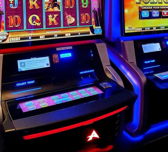 Sześć nielegalnych automatów do gier i pieniądze. Akcja służb celno-skarbowych we Włocławku