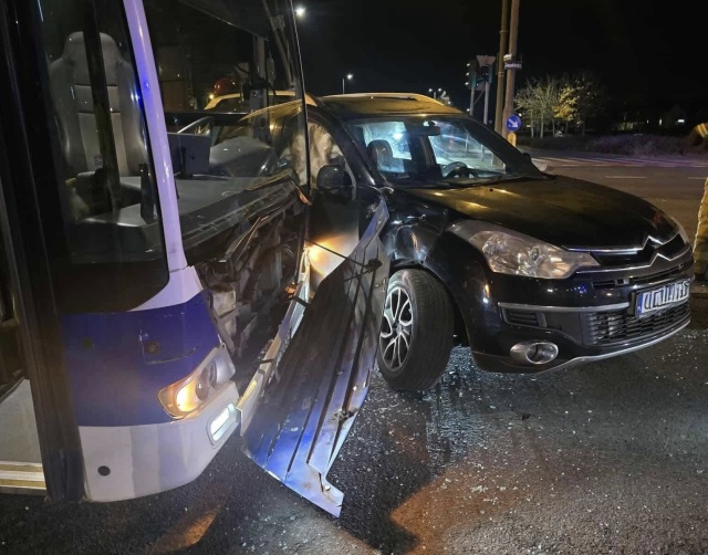 Bydgoszcz. Kolizja autobusu MZK i samochodu osobowego na ul. Pelplińskiej [zdjęcia]