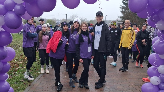 Pracownicy szpitala, rodzice i studenci biegali razem. Wszystko po to, by wesprzeć wcześniaki [wideo]