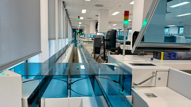 Próbka krwi trafia na linię magnetyczną. To najnowocześniejsze laboratorium w regionie [zdjęcia]