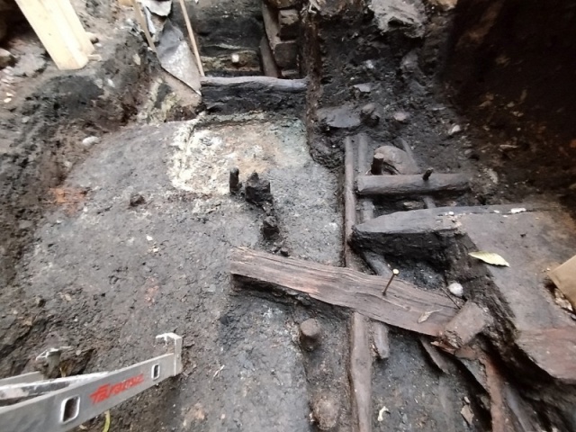 Na dziedzińcu Domu Mikołaja Kopernika w Toruniu odkryto drewniane konstrukcje z XIII wieku [zdjęcia]