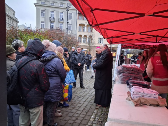 Zimowa odzież i ciepły posiłek od diecezjalnej Caritas. Akcja w centrum Bydgoszczy [zdjęcia, wideo]