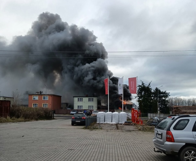 Mrocza. Pożar budynku, w którym montowane są instalacje LPG w samochodach [zdjęcia]