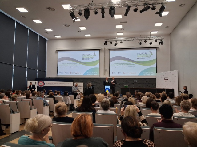 Antybiotyki zażywane są za często, przy błędnej diagnozie i dawce. I dlatego nie działają [konferencja]