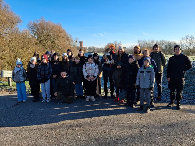 Sobotnie sprzątanie to temat rzeka Tłum młodych ludzi wziął się za brzegi Wdy [wideo, zdjęcia]