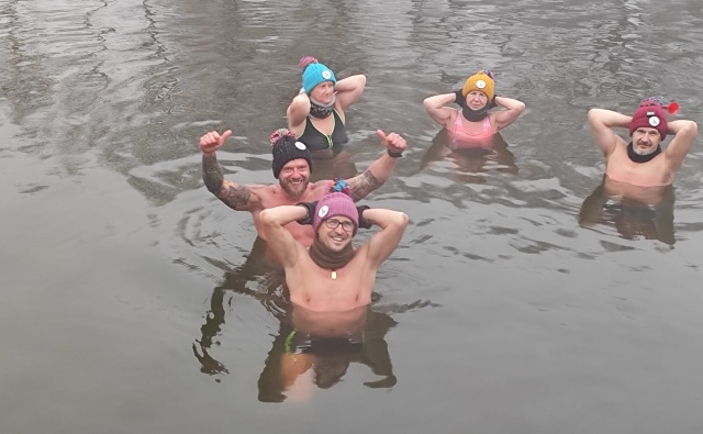 Morsy z Zalesia. Lodowata woda nie jest im straszna. Kąpieli w jeziorze nie odpuszczą [zdjęcia]