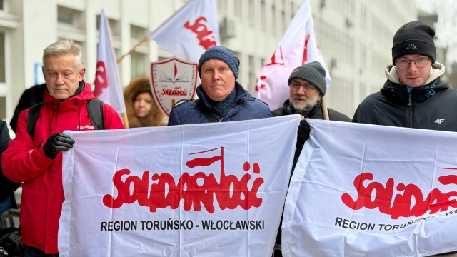 Oby pensje nauczycieli dogoniły przeciętne zarobki, a zawód odzyskał godność. Pikieta w Bydgoszczy [zdjęcia]