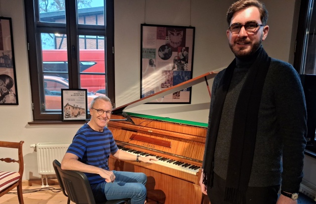 Jego tata pisał piosenki dla Heleny Grossówny. Jerzy Petersburski Junior na retro domówce w Toruniu