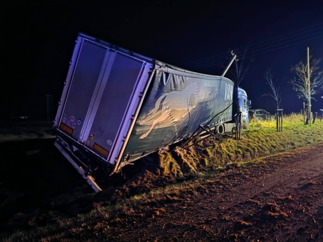 Zderzenie auta osobowego z ciężarówką we wsi Rogóźno-Zamek [aktualizacja, zdjęcia]