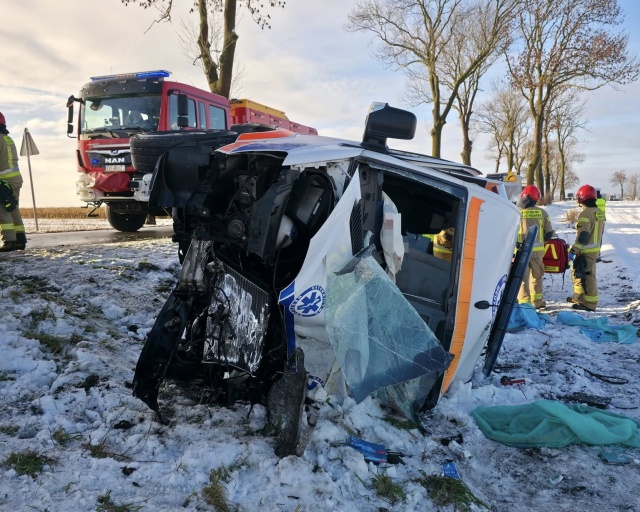 Trasa Wągrowiec-Damasławek: wypadek karetki pogotowia. Nie żyje kierowca ambulansu [wideo, zdjęcia]