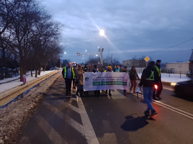 Mieszkańcy Czarnowa blokowali drogę. Protestowała też mama Kuby, który tam zginął [zdjęcia, wideo]