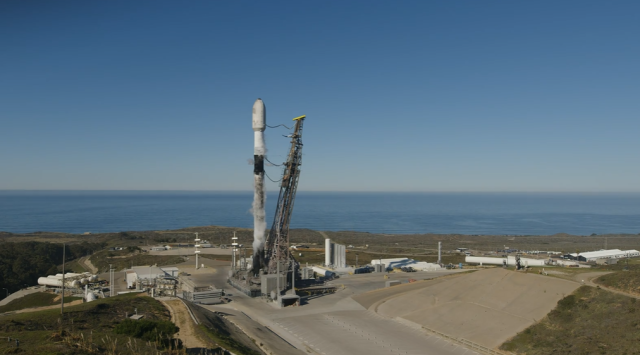 USA. Z Kalifornii wystartowała rakieta Falcon 9 z pięcioma polskimi satelitami