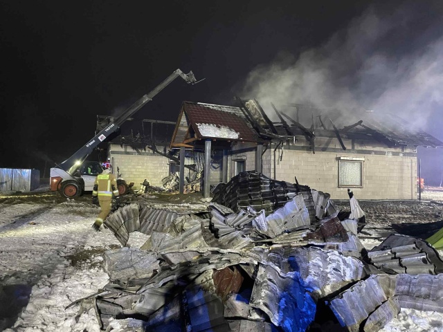 W sobotnim pożarze rodzina straciła nowy dom i cały dobytek. Gmina Kruszwica i szkoła ogłaszają zbiórkę [zdjęcia]