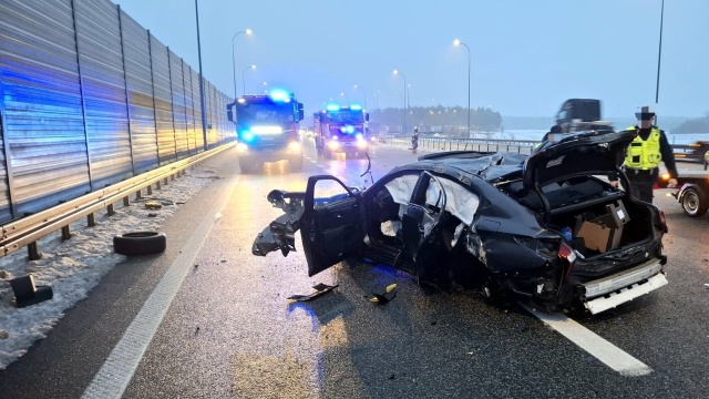 Jedna osoba ranna po wypadku na autostradzie A1 koło Torunia. Pojawiły się utrudnienia [zdjęcia]