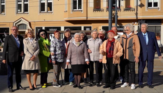 Seniorzy ostrzegają rówieśników przed oszustami Razem z policjantami zagrali w filmie [wideo]