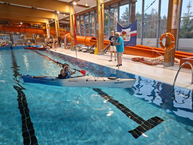 Mikołajki w basenie. Takie atrakcje zorganizowano dla dzieci i młodzieży w Świeciu [wideo]