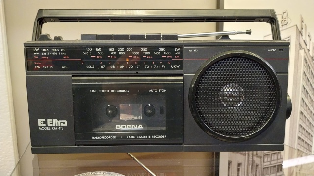 Wystawa bydgoskich radioodbiorników z różnych epok. Powrót do przeszłości na barce Lemara