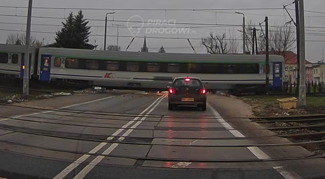 Rozpędzony pociąg przejechał między samochodami na przejeździe w Nowej Wsi Wielkiej