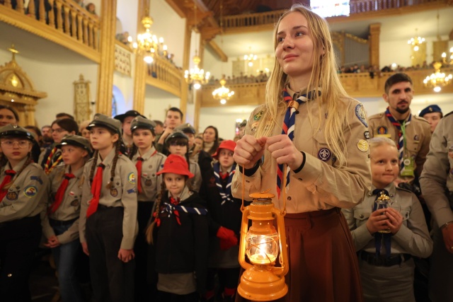 Betlejemskie Światło Pokoju dotarło do Polski. Harcerze odebrali je od słowackich skautów