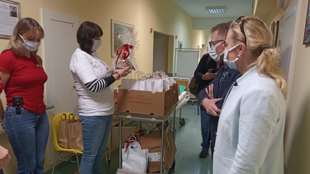 Święty Mikołaj odwiedził pacjentów Kliniki Hematologii w Szpitalu Biziela. Przyniósł wyjątkowe dary [zdjęcia]