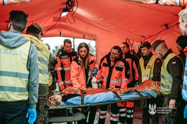 Wypadek autobusu i pożar na niby. Wspólne ćwiczenia ratowników i terytorialsów [zdjęcia]