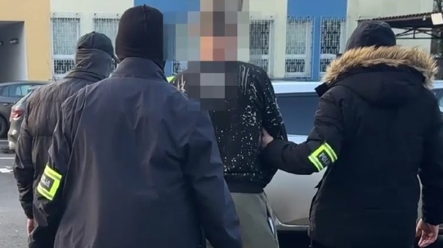 Rzucił się na policjanta, groził mu niebezpiecznym narzędziem. 55-latek jest w areszcie