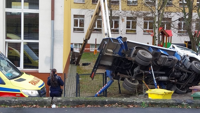 Samochód z podnośnikiem przewrócił się na terenie szkoły. Ranny jest operator maszyny [zdjęcia]