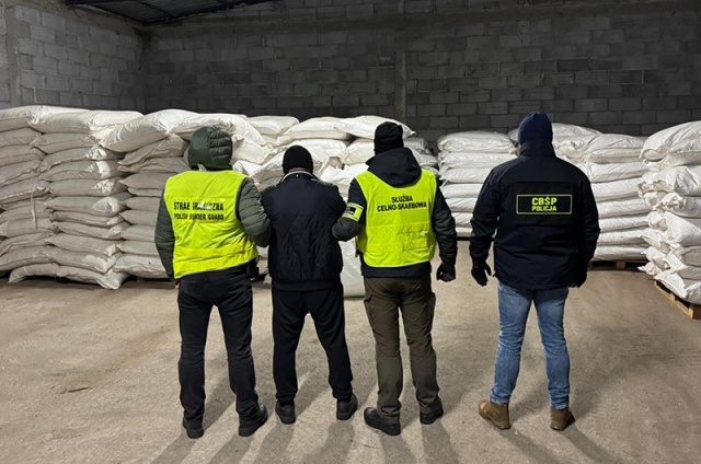 Gigantyczny ładunek nielegalnego tytoniu pod Warszawą. Podejrzani są z Pomorza i Kujaw [wideo, zdjęcia]